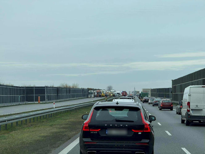 Pożar ciężarówki, potem wypadek. Laweta wioząca busy wjechała w tira na A2