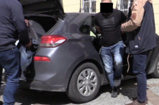Wpadł „Młotek” z Wołomina. Gang paserów rozgromiony. Na posesjach auta ukradzione w Warszawie [GALERIA]
