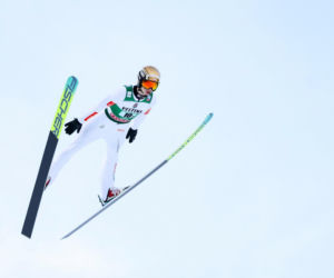 Kacper Tomasiak zaliczył dramatycznie wyglądający upadek w Vikersund