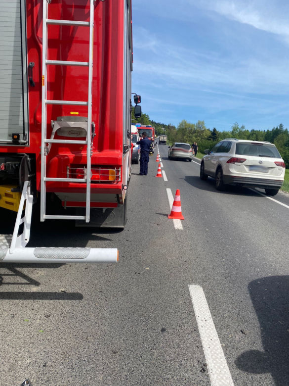 Ford zderzył się z mercedesem i dachował w rowie. Kraksa na Sądecczyźnie
