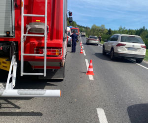 Ford zderzył się z mercedesem i dachował w rowie. Kraksa na Sądecczyźnie
