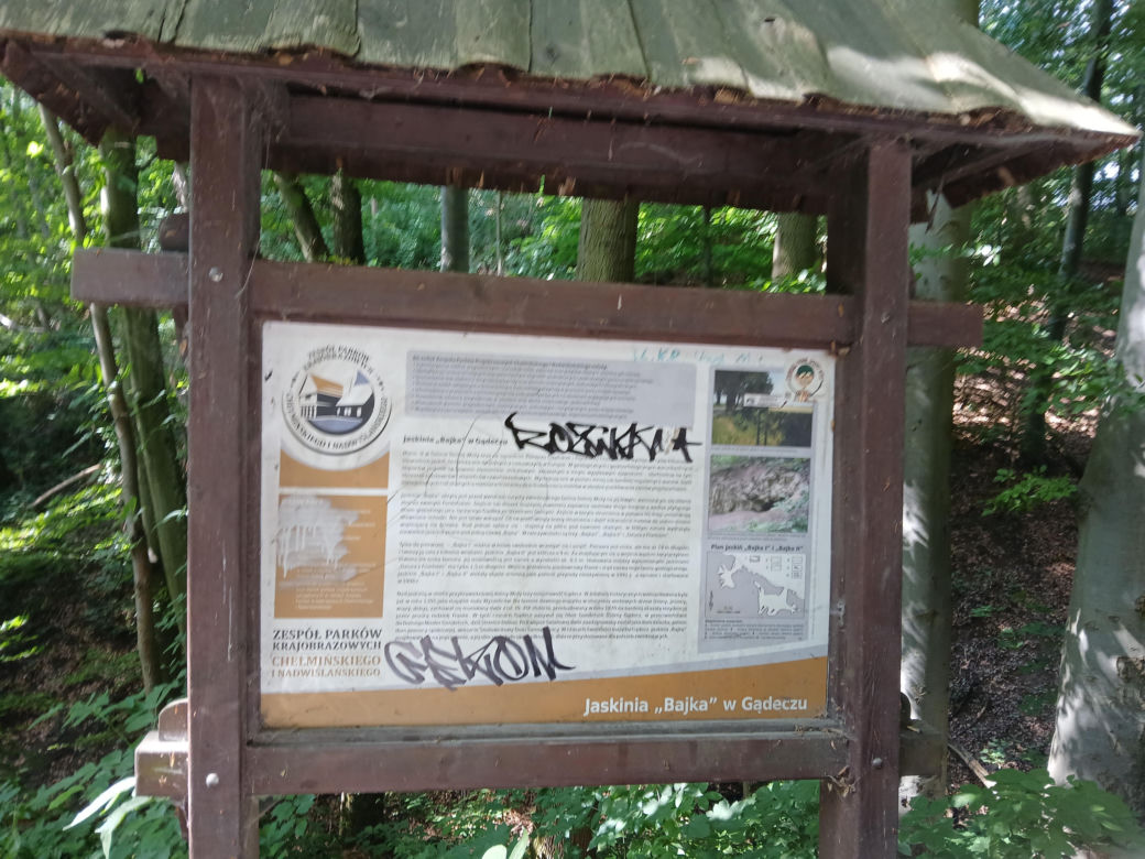 Wandale zniszczyli przyrodniczy skarb pod Bydgoszczą. Jaskinia „Bajka” oszpecona farbą