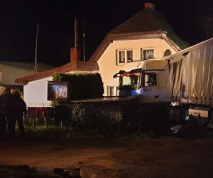 W miejscowości Przydargiń samochód ciężarowy uderzył w budynek mieszkalny. 