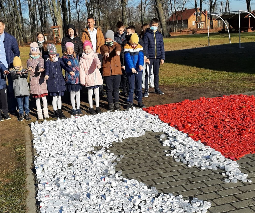Kadra i uczniowie Szkoły Podstawowej w Grali Dąbrowiźnie w gminie Skórzec do 15 listopada układają flagę Polski z nakrętek od butelek