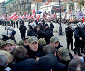 Rocznica katastrofy, przepychanki przed Pałacem Prezydenckim