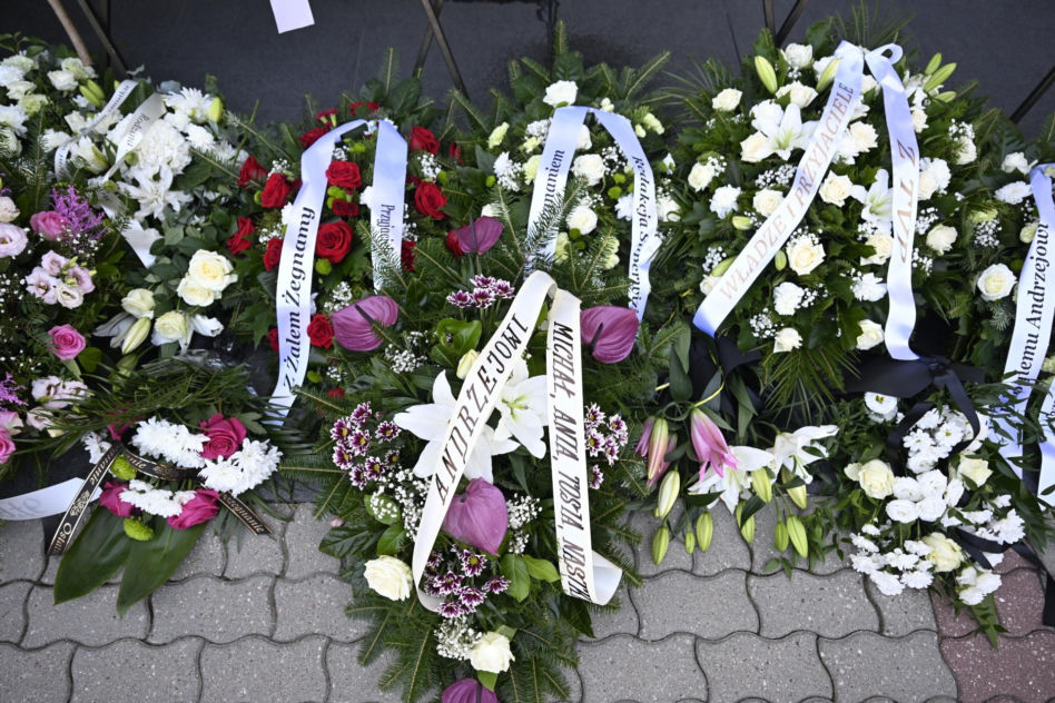 Poruszające napisy na wieńcach dla Andrzeja Morozowskiego. Te słowa chwytają za serce