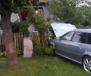 Rozbił mocne Audi RS6 Avant na płocie