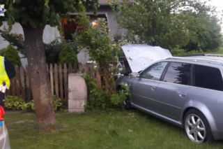 Rozbił bardzo mocne Audi RS6 Avant. Zaliczył twarde lądowanie na cudzej posesji