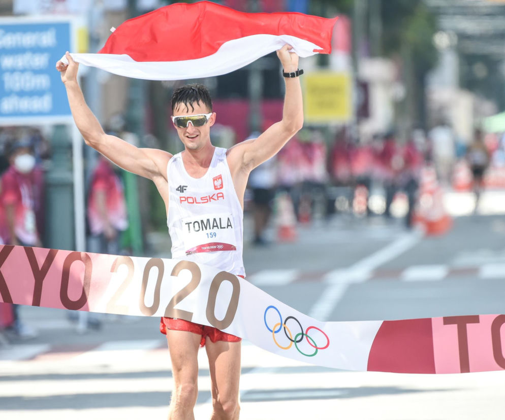 Dawid Tomala przekracza linię mety z polską flagą w Sapporo. O końcu kariery mistrza przeczytasz na SE Supersport.
