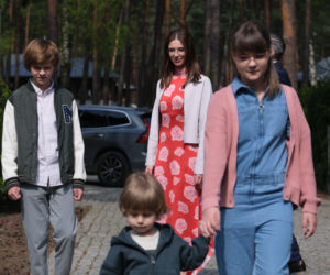 BrzydUla 2 odc. 292. Ula (Julia Kamińska), Marek (Filip Bobek), Antoś (Jakub Jankowski), Julka (Marysia Włodkowska), Kuba (Jakub Rutkowski)