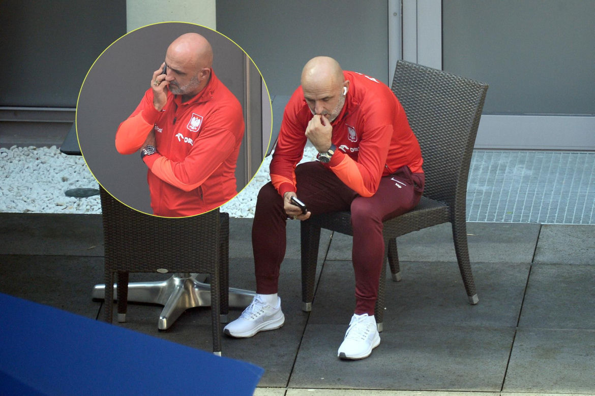Michał Probierz przybity wpatruje się w telefon