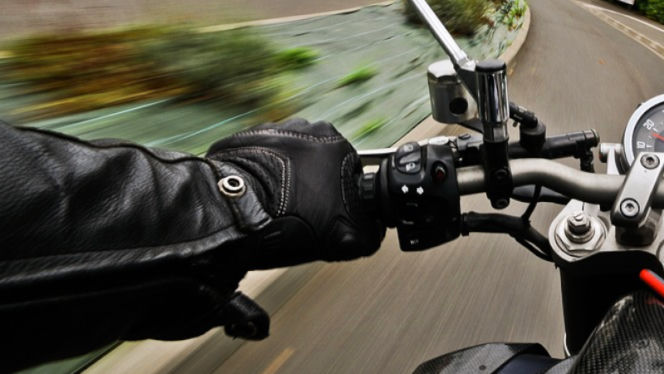 Tragiczny wypadek na DK1. Motocyklista nie żyje, droga zablokowana!