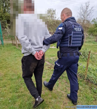 Wszedł do mieszkania byłej i zaatakował nożem. 45-latek walczy o życie