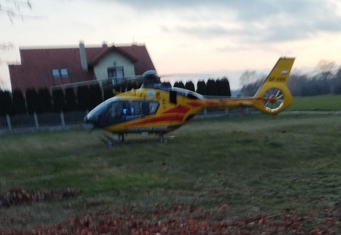 Śmiertelny wypadek pod Poddębicami. Nie żyje kierowca białego BMW, dwie osoby ranne [ZDJĘCIA]