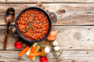 Nie rób już suchego bolognese. Ten sos wychodzi gęsty, aromatyczny i idealny