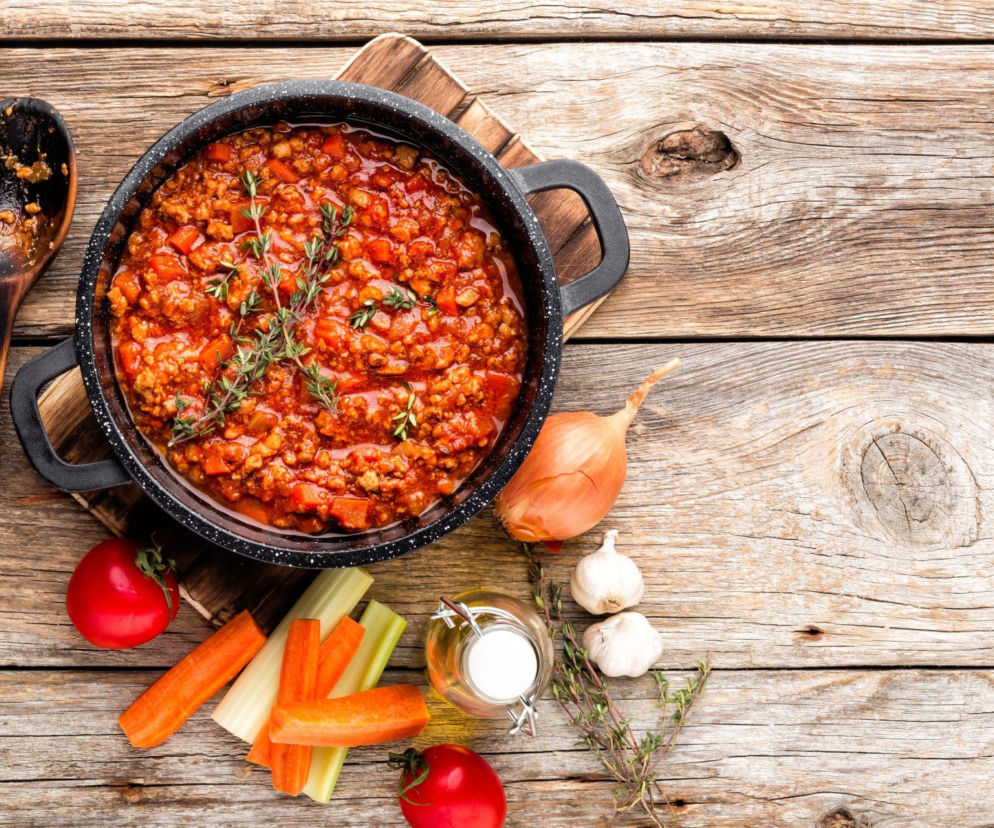 Nie rób już suchego bolognese. Ten sos wychodzi gęsty, aromatyczny i idealny