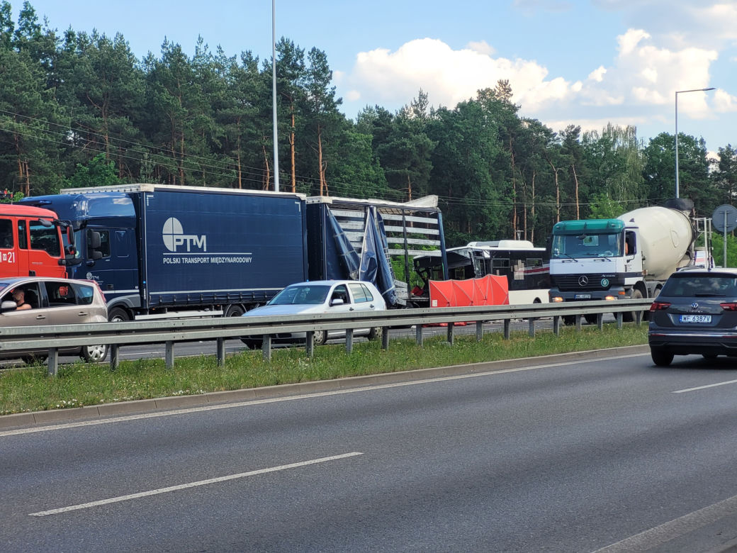 Tragiczny wypadek w Ząbkach. Autobus miejski zderzył się z ciężarówką 