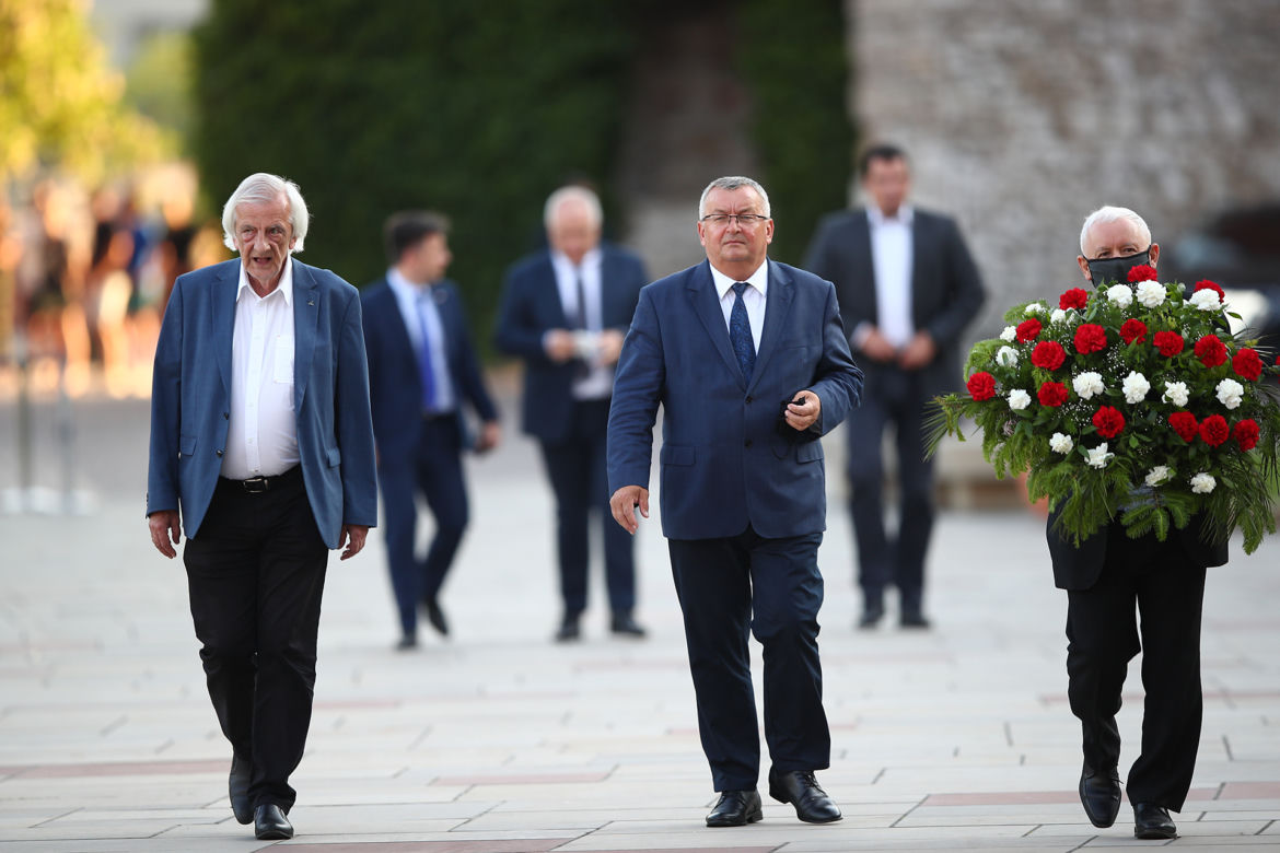Prezes PiS na Wawelu z rodziną. Hołd Kaczyńskim oddali też Morawiecki i Szydło