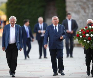 Prezes PiS na Wawelu z rodziną. Hołd Kaczyńskim oddali też Morawiecki i Szydło