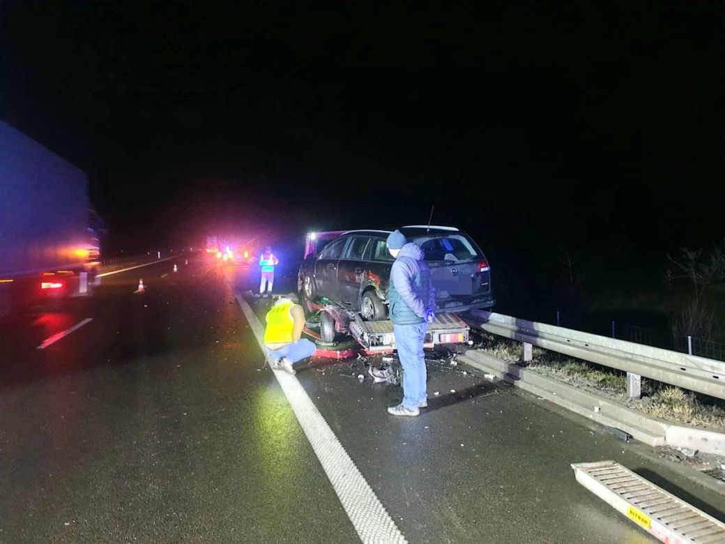 Koszmarny wypadek na S7. Kierowca lawety zginął, gdy ładował na nią zepsute auto [ZDJĘCIA]