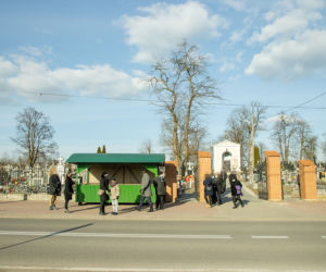 Wynieśli z cmentarza 2,5 tony krzyży