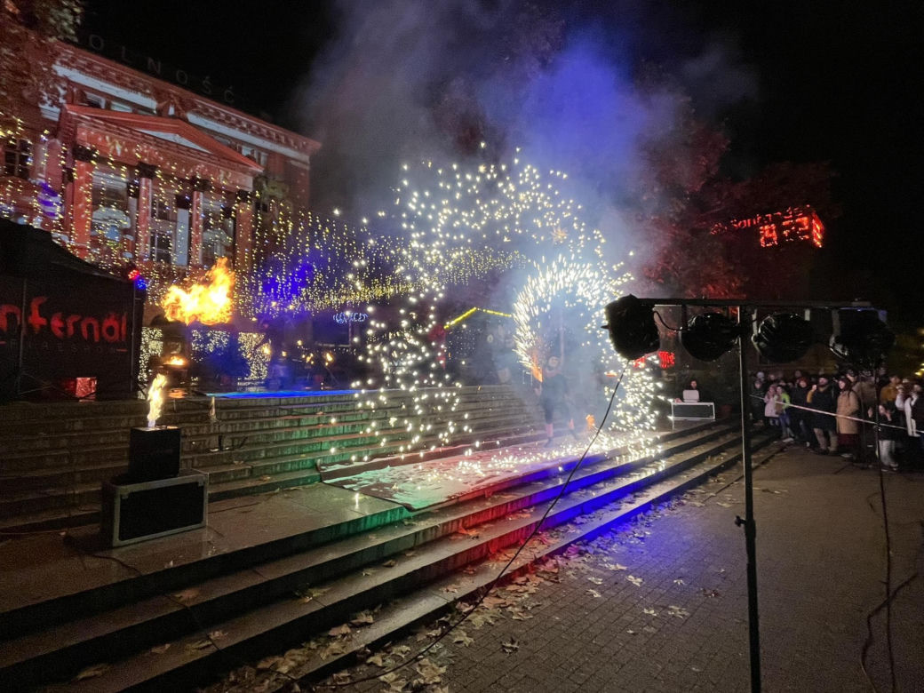 Betlejem Poznańskie 2023. Zimowe Fire Show na placu Wolności w Poznaniu