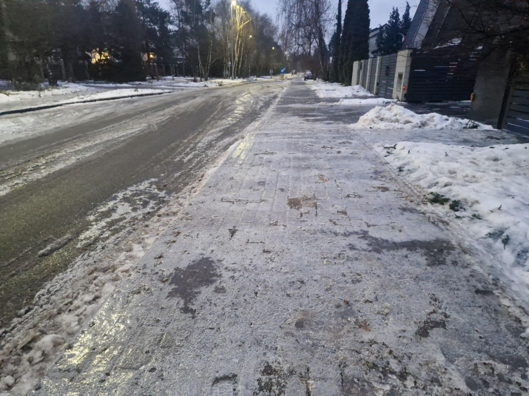 Gołoledź w Toruniu. Ślizgawica na chodnikach, lekarze mają pełne ręce roboty