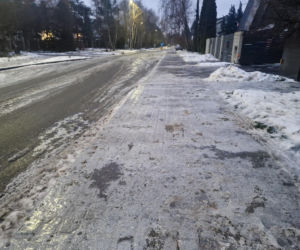 Gołoledź w Toruniu. Ślizgawica na chodnikach, lekarze mają pełne ręce roboty