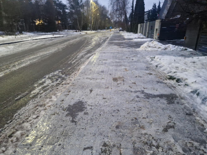 Gołoledź w Toruniu. Ślizgawica na chodnikach, lekarze mają pełne ręce roboty