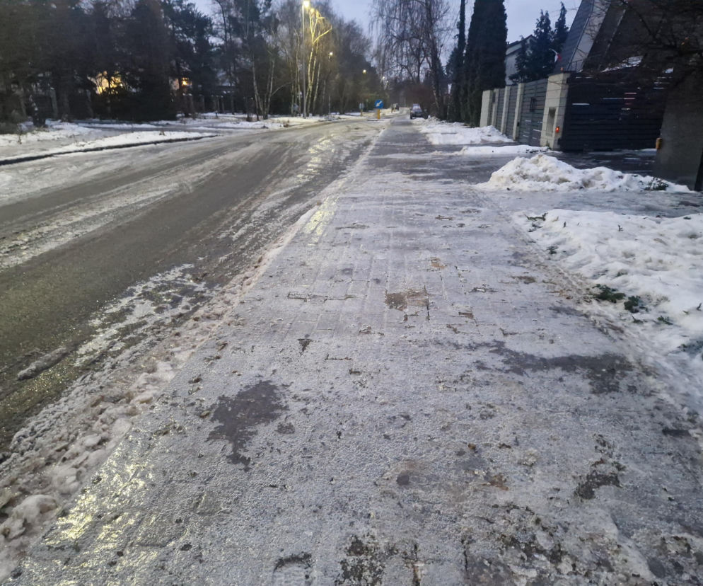 Gołoledź w Toruniu. Ślizgawica na chodnikach, lekarze mają pełne ręce roboty