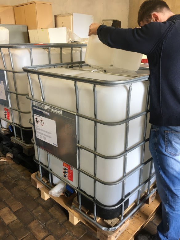 Nielegalny alkohol pomoże w walce z epidemią