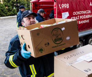 Strażacy w OSP Banino dostarczają sprzęt do szpitali w Gdańsku