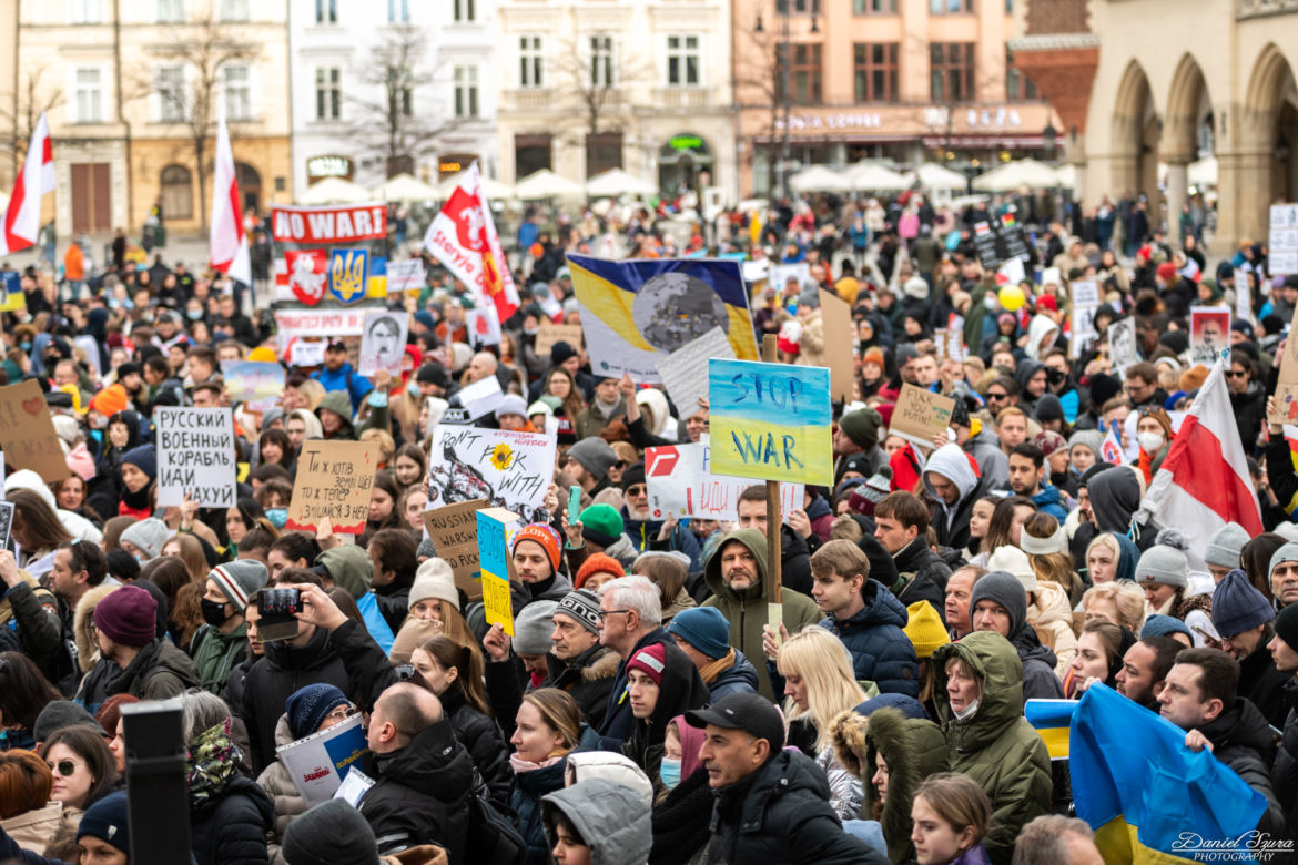 Kraków solidarny z Ukrainą! Wielka manifestacja na Rynku Głównym [ZDJĘCIA]