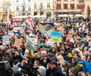 Kraków solidarny z Ukrainą! Wielka manifestacja na Rynku Głównym [ZDJĘCIA]