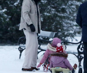 Maciej Pela zabrał córeczki na sanki