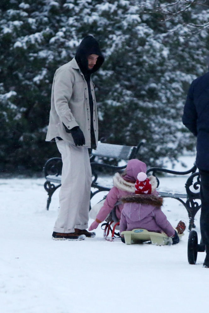 Maciej Pela zabrał córeczki na sanki