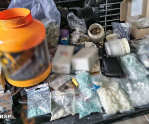 AK-47, pistolet Glock, tysiące tabletek, a to nie wszystko. Spektakularna akcja CBŚP w Krakowie