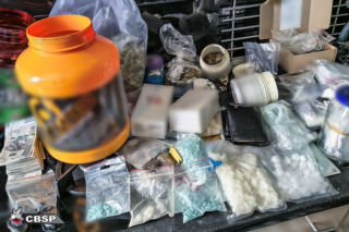 AK-47, pistolet Glock, tysiące tabletek, a to nie wszystko. Spektakularna akcja CBŚP w Krakowie