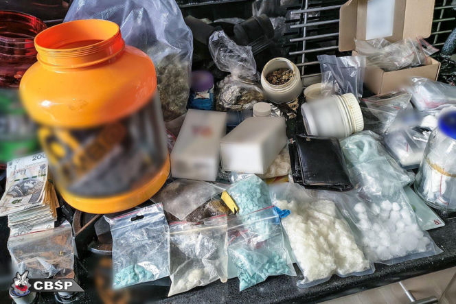 AK-47, pistolet Glock, tysiące tabletek, a to nie wszystko. Spektakularna akcja CBŚP w Krakowie