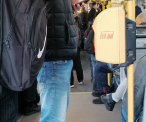 Tłok w autobusach i tramwajach w Warszawie