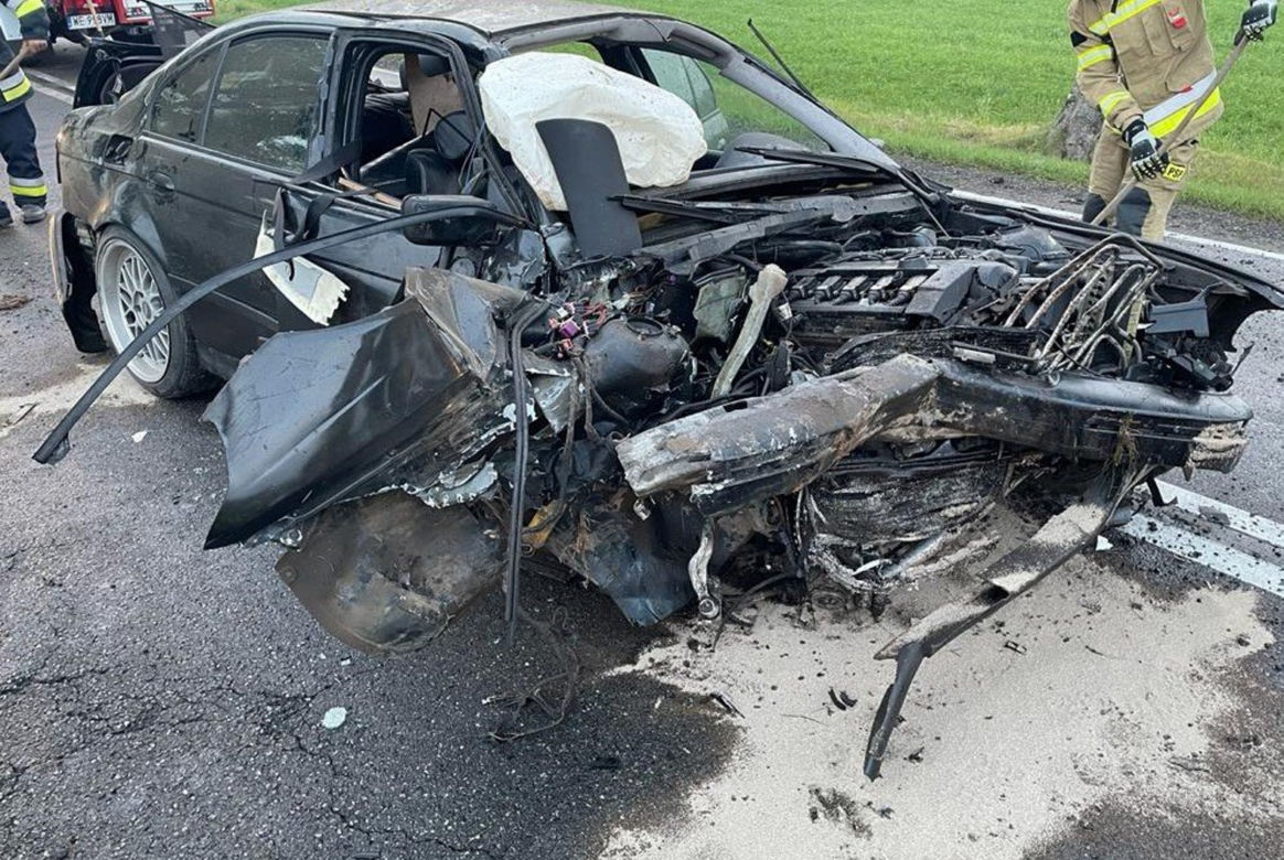Makabryczny wypadek pod Przasnyszem! BMW z 4 osobami roztrzaskało się o drzewo [ZDJĘCIA].