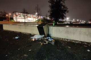 Warszawa jak po przejściu TORNADA. Ogromne straty po Marszu Niepodległości [GALERIA]