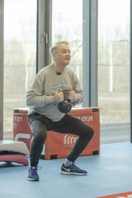 Robert Biedroń ćwiczy na siłowni