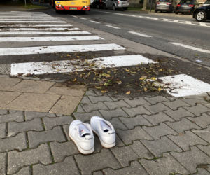 Białe buty na ulicach Warszawy