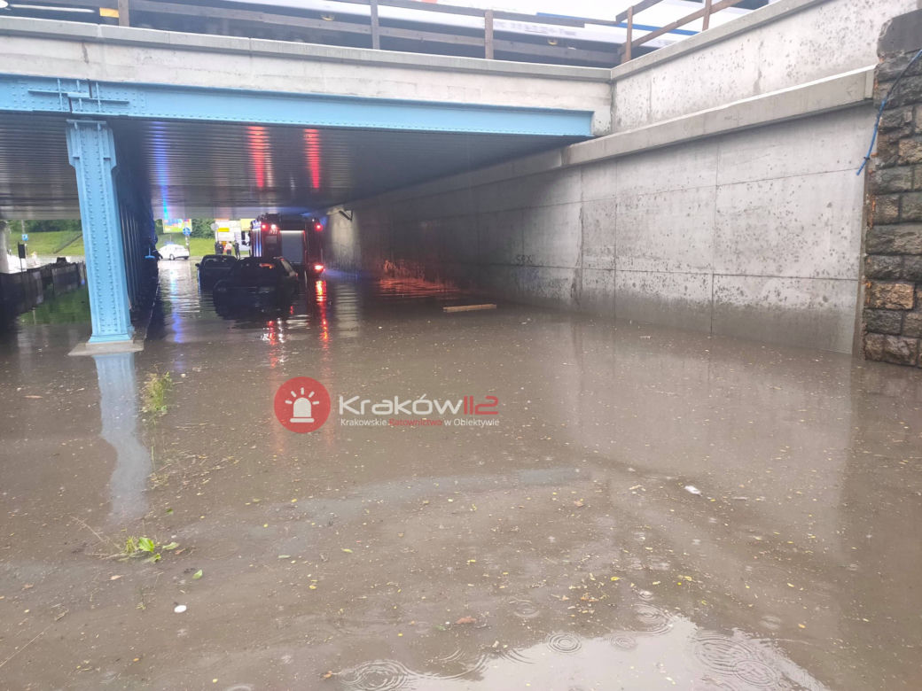 Małopolska: alarmy przeciwpowodziowe, podtopienia, nieprzejezdne drogi