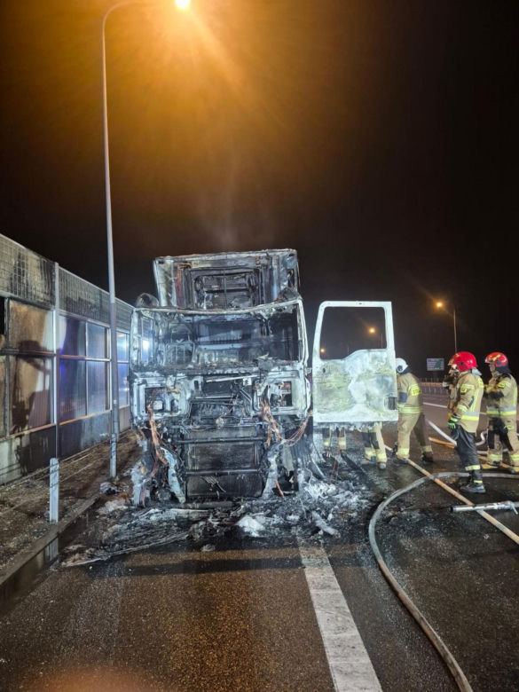 Pożar ciężarowego samochodu na trasie S7 w Tokarni