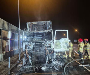 Pożar ciężarowego samochodu na trasie S7 w Tokarni