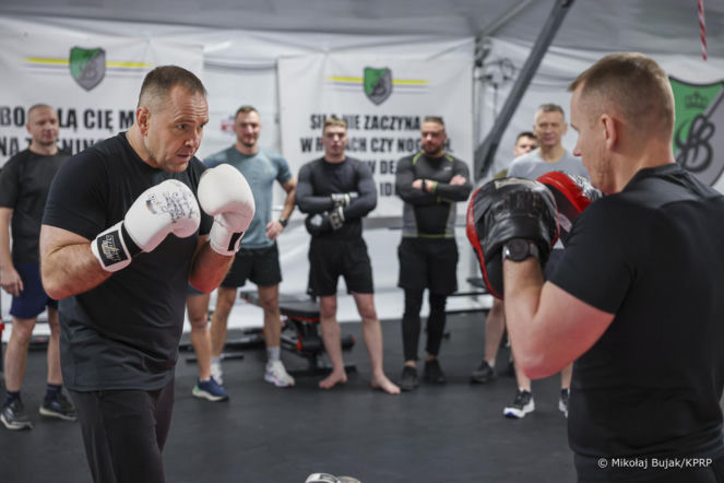 Prezydent Nawrocki pojechał na granicę w Wigilię. Są zdjęcia z treningu boksu z żołnierzami [GALERIA]