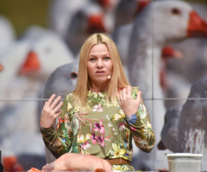 Katarzyna Bujakiewicz przyrządza gęś pod okiem szefa Kuchni Artura Moroza