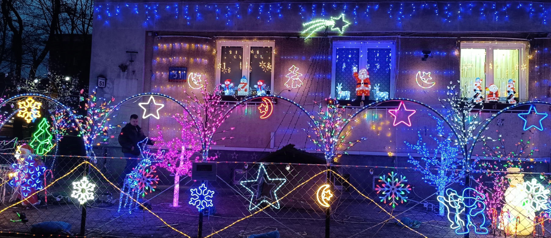 Świateczna iluminacja na jednej z posesji na Starych Bielanach 2024